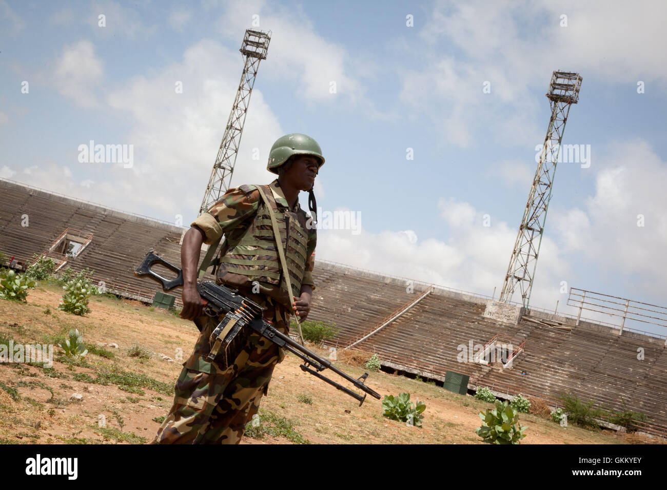 Les troupes de l’AMISOM se tiennent au stade de Mogadiscio, autrefois une base clé pour Al-Shabaab, le 9 août 2011. Le groupe s’était retiré de Mogadiscio le 6 août, marquant un tournant important dans le redressement de la ville. Le stade, symbolisant la fin du contrôle d’Al-Shabaab, était un point central de leur occupation. AMISOM photo. Banque D'Images