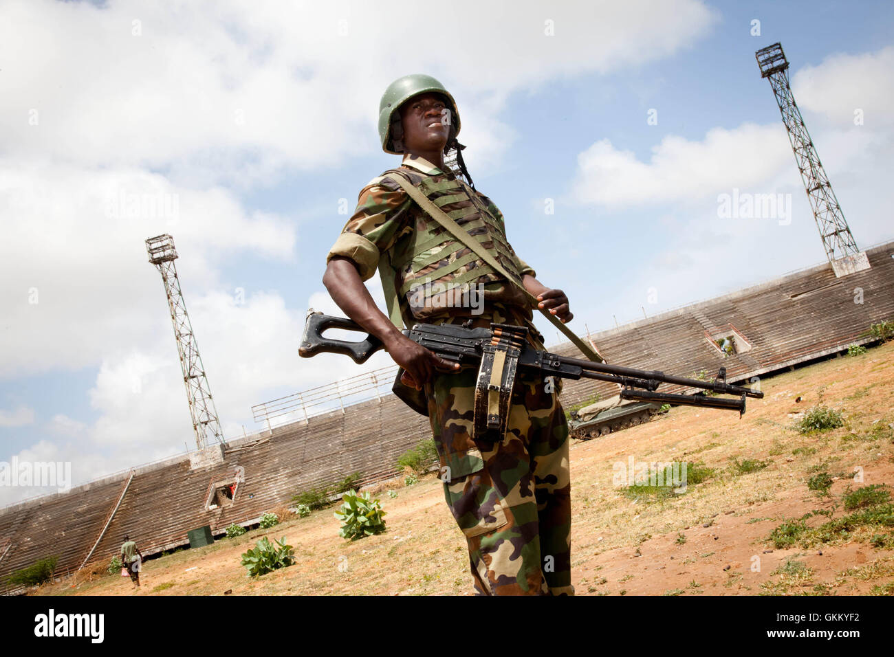 Le 8 septembre 2011, les troupes de l’AMISOM se trouvent dans l’ancien quartier général d’Al-Shabaab, situé au stade de Mogadiscio. Al-Shabaab s’est retiré de la capitale le 6 août 2011, marquant un changement important dans le contrôle de la ville. Banque D'Images