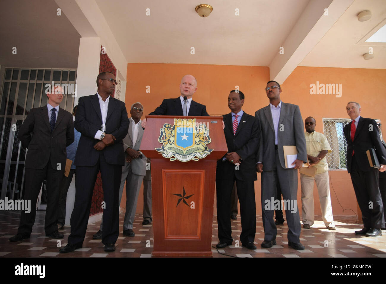 La Somalie, Mogadiscio : Dans une photographie publiée par l'Union africaine et l'équipe de support d'information des Nations Unies 2 Février, Ministre britannique des affaires étrangères William Hague s'exprime lors d'une conférence de presse avec de la Villa Somalia, le siège du gouvernement fédéral de transition et le palais présidentiel. Haye est aujourd'hui le premier ministre britannique des affaires étrangères à mettre le pied en Somalie depuis plus de 20 ans, où il a rencontré les dirigeants de la Mission de l'Union africaine en Somalie (AMISOM) et le président du gouvernement fédéral de transition somalien (TFG) Cheikh Sharif Cheikh Ahmed, et l'introduction formelle des credenti Banque D'Images