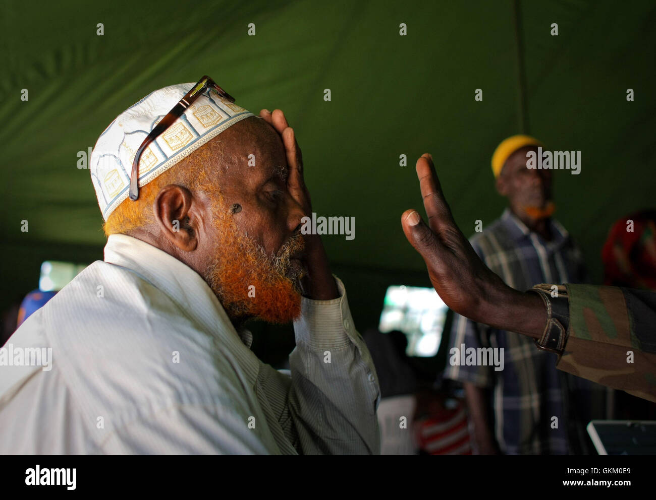 La Somalie, Mogadiscio : Dans une photographie datée du 5 février et  publiée par l'Union africaine et l'équipe de support d'information des  Nations Unies 6 février, un homme elederly subit un examen