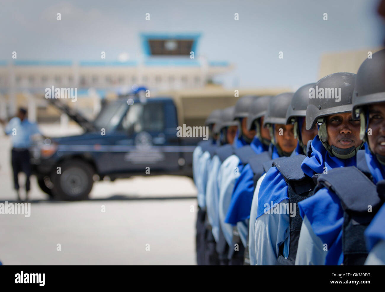 Des officiers féminins de la Force de police somalienne se tiennent en formation de parade avant une cérémonie marquant la remise du matériel donné par le Japon pour appuyer la reconstruction de la FPS à Mogadiscio. Cela inclut les véhicules, les casques et les appareils de communication. Banque D'Images
