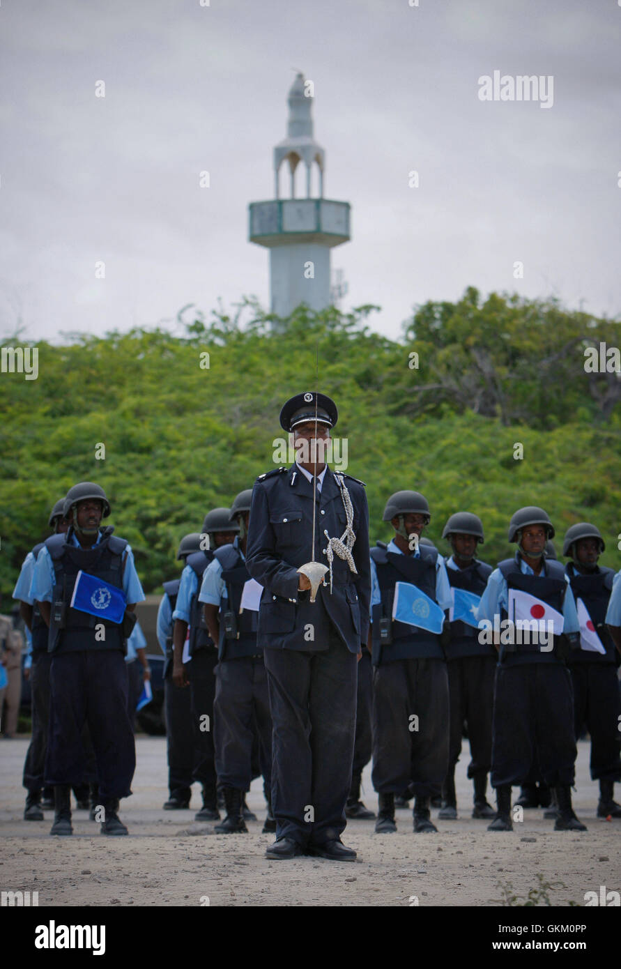 Le 7 mai, des officiers de la police somalienne ont défilé à Mogadiscio avant une cérémonie au cours de laquelle le Gouvernement japonais, par l'intermédiaire du Fonds d'affectation spéciale de l'UNPOS, a fait don de matériel essentiel pour soutenir la reconstruction de la FPS. Cela comprenait des véhicules, des casques, des radios et des fournitures médicales. Banque D'Images