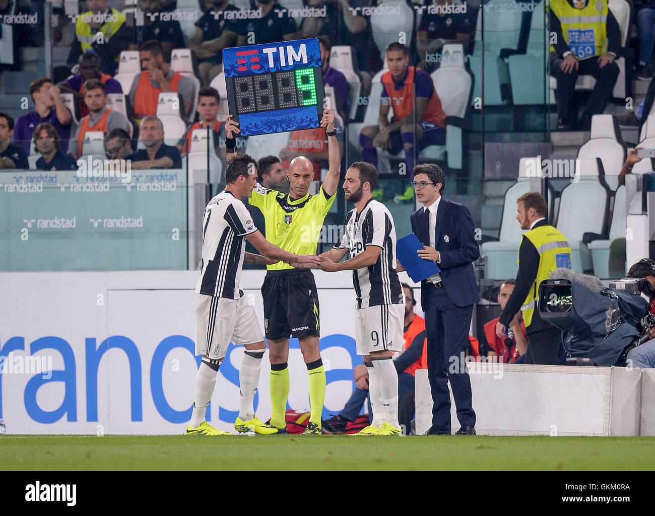 Turin, Italie. 20e Août, 2016. La substitution entre Mario Mandzukic(à gauche) et Gonzalo Higuain au cours de la série d'un match de football entre la Juventus et la Fiorentina. La Juventus gagne 2-1 sur la Fiorentina. © Nicolò Campo/Pacific Press/Alamy Live News Banque D'Images