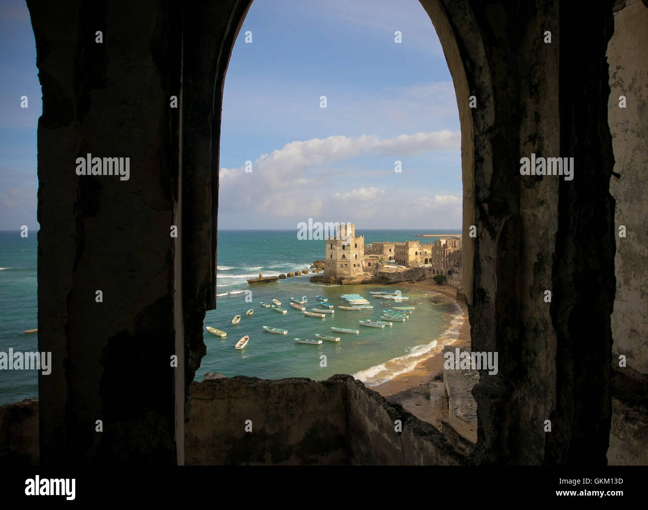 Photographie prise à l'hôtel Aruba à Mogadiscio le 6 août 2012, montrant le port de pêche de Mogadiscio. Cette date marque un an depuis le retrait d'Al-Shabaab des positions fixes dans la capitale après avoir perdu du territoire au profit de l'AMISOM et des forces gouvernementales somaliennes, mettant fin à leur contrôle sur la ville. AMISOM photo. Banque D'Images