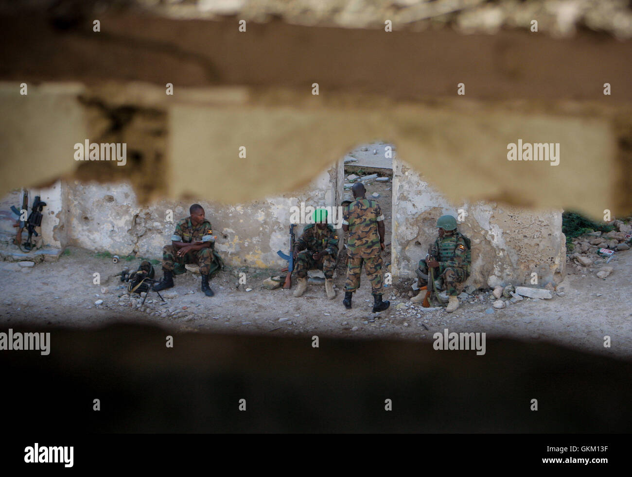 Les troupes ougandaises de l'AMISOM reposent près de l'hôtel Aruba à Mogadiscio le 6 août 2012, marquant le premier anniversaire du retrait d'Al-Shabaab de la ville. Cela faisait suite aux efforts militaires soutenus déployés par l'AMISOM et les forces somaliennes. Banque D'Images