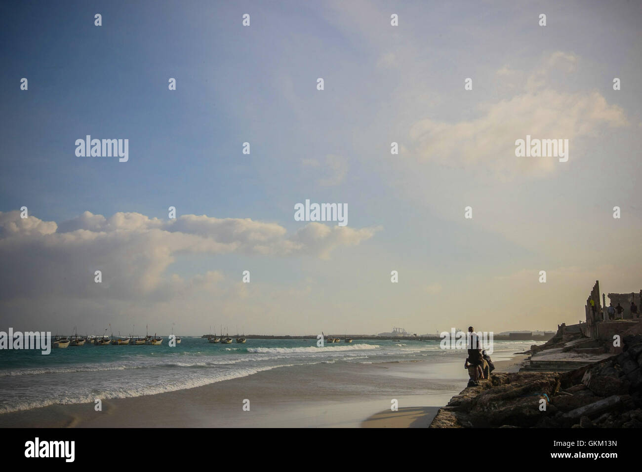 Le 6 août 2012, un groupe de jeunes hommes du district de Kaaraan à Mogadiscio se sont rassemblés près de la plage du Lido, réfléchissant au premier anniversaire du retrait d’Al Shabaab de la ville. Le groupe extrémiste a perdu le contrôle de Mogadiscio après avoir subi des pressions soutenues de la part du Gouvernement fédéral de transition et des troupes de l'AMISOM, mettant fin à leur régime dur sur la capitale. Banque D'Images