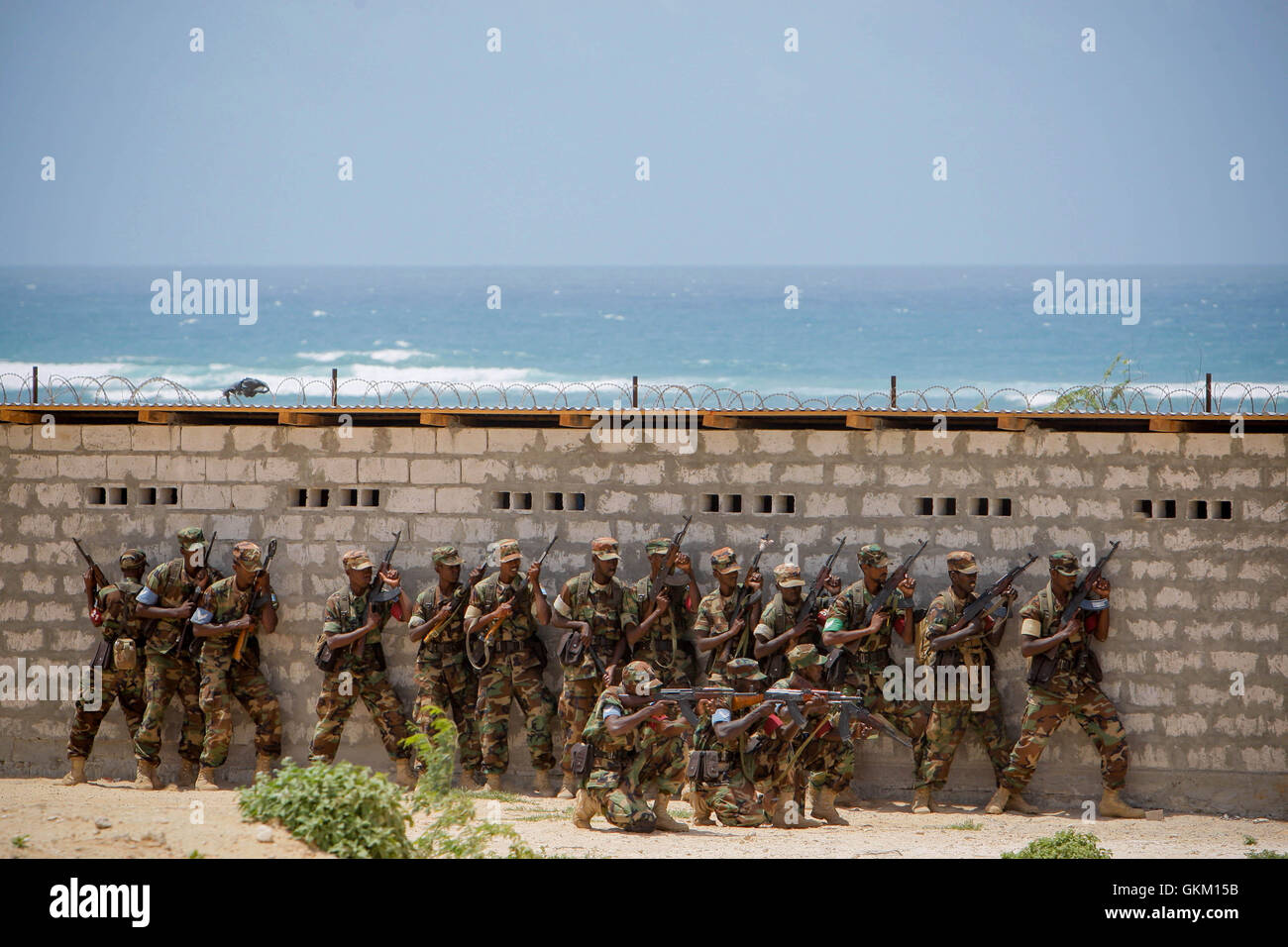 La Somalie, Mogadiscio : Dans une photographie publiée par l'Union africaine et l'équipe de support d'information des Nations Unies 14 Août, récemment formé des membres de l'armée nationale somalienne (SNA) intervention en formation au cours d'un exercice de déminage de la chambre dans le cadre d'une parade de passage à une mission de l'Union africaine en Somalie (AMISOM) installation d'instruction dans l'ouest de la capitale Mogadishu. 660 soldats somaliens qui avaient récemment revenu de 8 mois de formation à Bihanga, Ouganda, adopté avec 48 commandos d'élite, à la suite d'un affichage de tactical et exercices de sécurité qui comprend la démonstration Banque D'Images