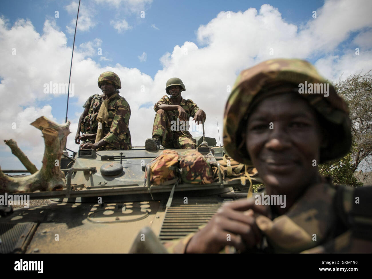 Le 1er octobre 2016, des soldats kenyans servant avec l'AMISOM dans la région de Saa'moja, à 7 km de Kismayo, ont été photographiés au sommet d'un véhicule de combat. Le contingent kényan avait aidé l'Armée nationale somalienne (SNA) à libérer des régions du contrôle d'Al-Shabaab. Photo AMISOM. Banque D'Images