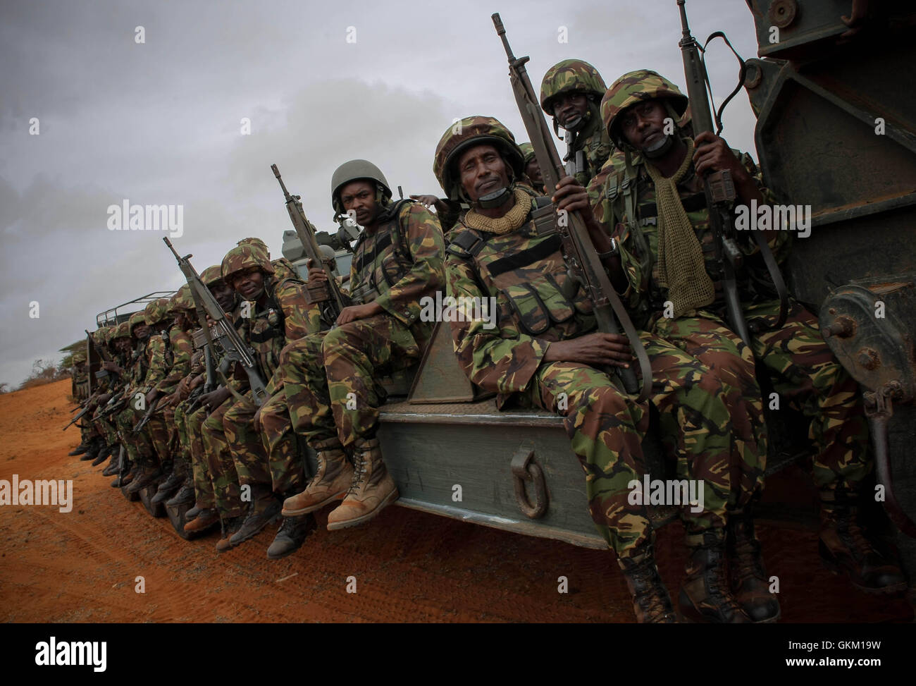 Des soldats kényans de l’AMISOM sont vus sur un camion à plateau circulant entre le port et l’aéroport de Kismayo, après avoir réussi à libérer la ville du contrôle d’Al-Shabaab au cours d’une opération de deux mois. Les soldats sont entrés à Kismayo sans faire face à aucune résistance. / AU-UN IST PHOTO Banque D'Images