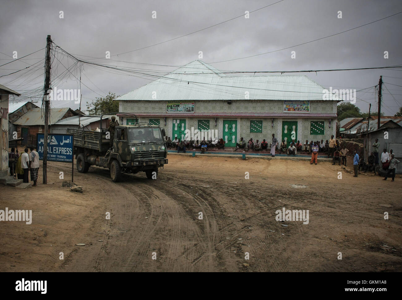 Les troupes kenyanes de l’AMISOM passent par Kismayo le 2 octobre 2013, au cours de leur mission de libérer la ville du contrôle d’Al-Shabaab. Les troupes ont avancé sans résistance, marquant un moment important dans la libération du sud de la Somalie. / AU-UN IST PHOTO Banque D'Images