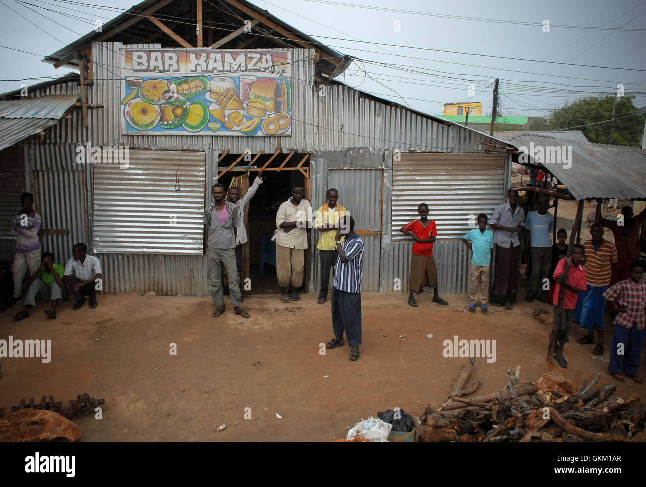 Les habitants de Kismayo observent un convoi de troupes kenyanes de l'AMISOM se déplaçant dans les rues de la ville le 2 octobre 2016. Les troupes, qui font partie du contingent kenyan de l’AMISOM, sont entrées dans la ville après une opération de deux mois visant à libérer Kismayo du contrôle d’al-Shabaab. Banque D'Images