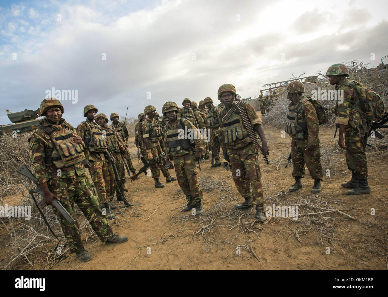 Les troupes kenyanes de l’AMISOM se préparent à avancer sur Kismayo, en Somalie, le 2 octobre 2013. Cette opération visait à libérer la ville portuaire du contrôle d'Al-Shabaab, marquant une réalisation militaire clé dans la lutte de la Somalie contre l'extrémisme. / AU-UN IST PHOTO Banque D'Images