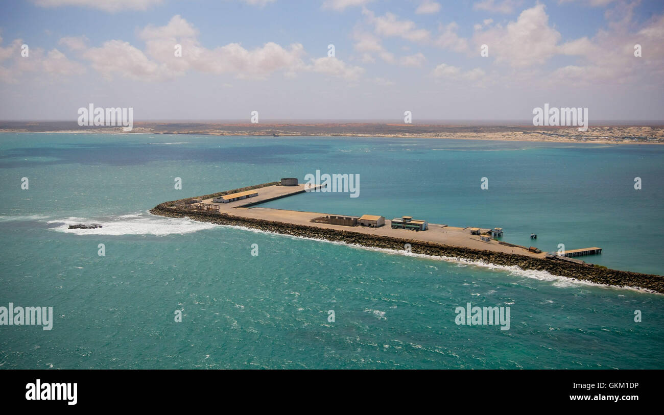 Vue aérienne de la ville portuaire de Kismayo, Somalie, capturée le 4 octobre. La ville est tombée aux mains de l'Armée nationale somalienne (SNA), de la Brigade Ras Kimboni et des forces de l'AMISOM après une opération de deux mois, marquant la fin du contrôle d'al-Shabaab dans la région. Banque D'Images