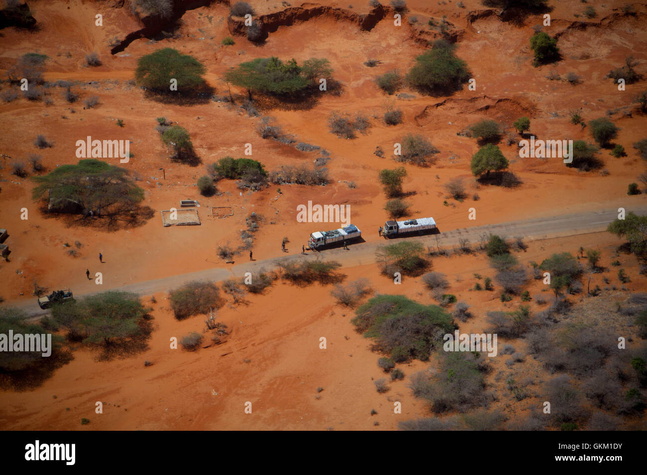 Le 4 octobre 2015, une vue aérienne montre des camions arrêtés à un poste de contrôle de la SNA sur une route sortant de Kismayo, en Somalie. Après une offensive de deux mois, l'Armée nationale somalienne, la Brigade Ras Kimboni et les forces de l'AMISOM ont capturé Kismayo à Al-Shabaab, le dernier bastion majeur du groupe extrémiste. Photo de l'équipe d'appui à l'information Union africaine-Nations Unies Banque D'Images