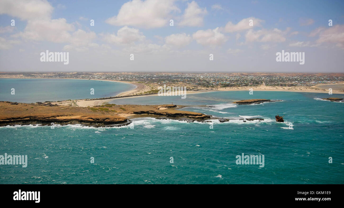 Le 4 octobre 2012, une vue aérienne panoramique depuis l’océan Indien montre Kismayo, la ville portuaire du sud de la Somalie. La ville a été libérée du contrôle d'Al Shabaab le 2 octobre après une opération militaire de deux mois menée par l'armée nationale somalienne, la milice de la brigade Ras Kimboni et les troupes kenyanes de l'AMISOM. Banque D'Images