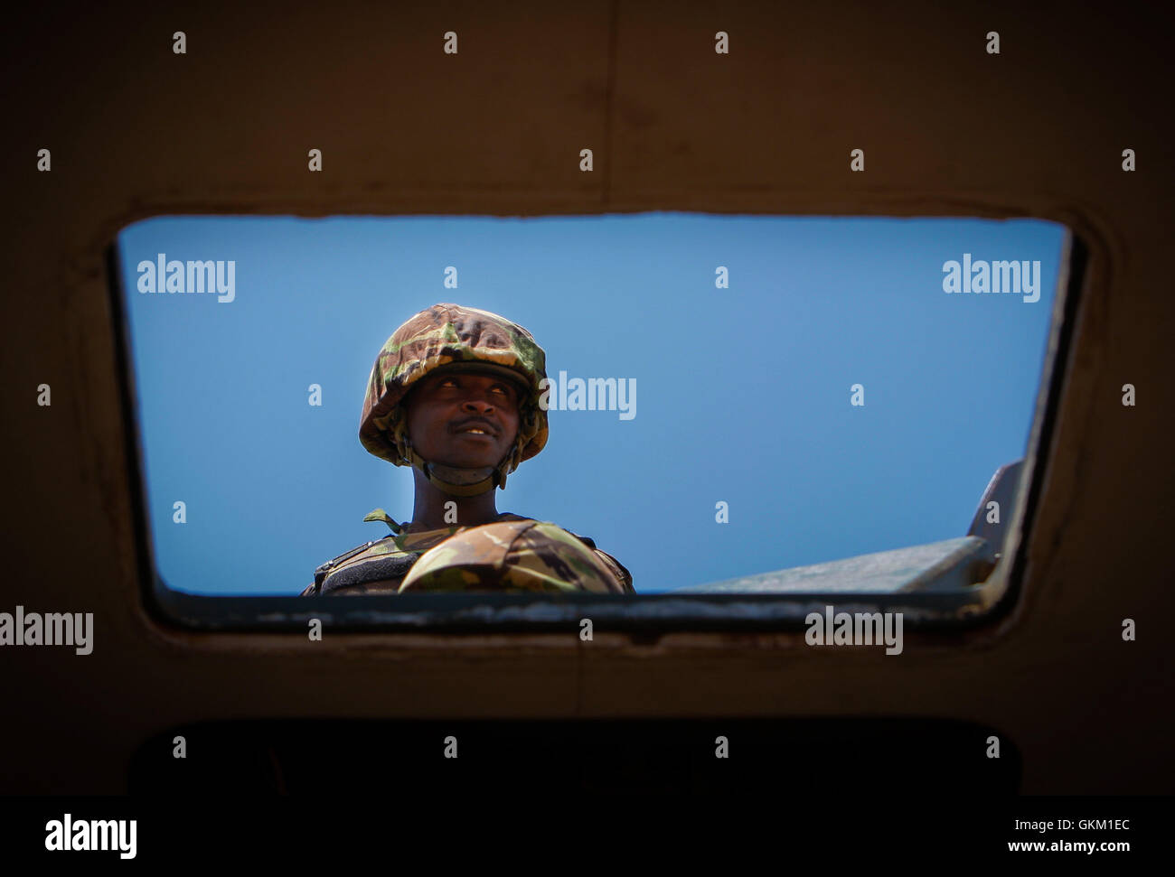 Un artilleur kenyan de la Mission de l’Union africaine en Somalie (AMISOM) est vu sur une photo prise le 5 octobre 2013, à travers l’écoutille d’un véhicule blindé de transport de troupes à Kismayo, en Somalie. La ville est tombée aux mains du gouvernement et des forces de l'AMISOM en 2012, mettant fin au contrôle d'Al-Chabab. La photo fait partie d'un communiqué de l'équipe d'appui à l'information Union africaine-Nations Unies. AMISOM photo Banque D'Images