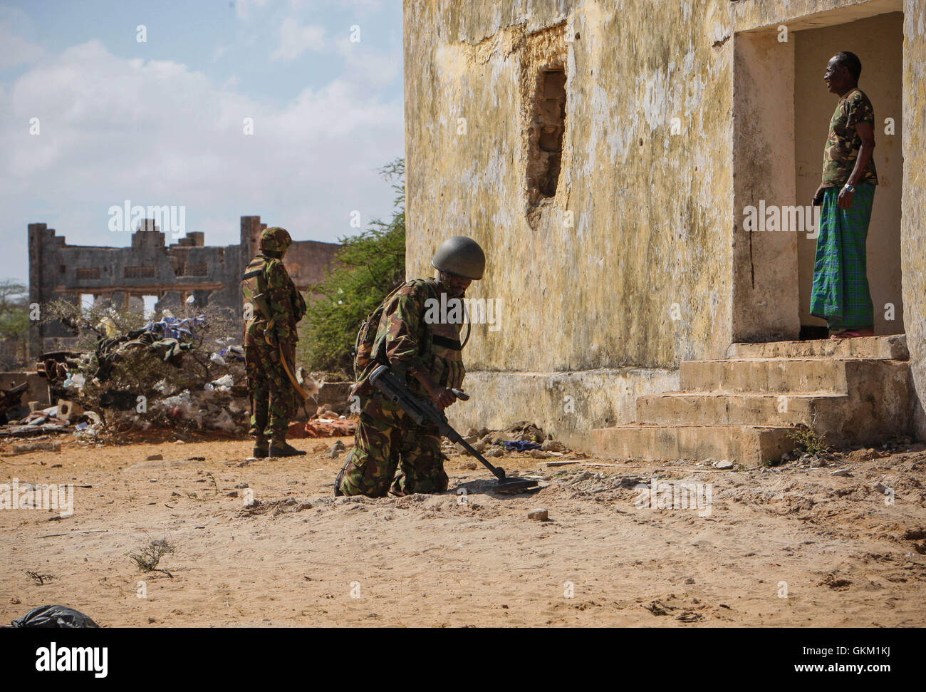 Des ingénieurs du contingent kenyan de l'AMISOM recherchent des engins piégés dans un ancien poste de police de Kismayo, en Somalie, le 3 octobre 2016. La ville a récemment été libérée du contrôle d'Al Shabaab par l'AMISOM, l'armée nationale somalienne et la milice de la brigade Ras Kimboni. Banque D'Images