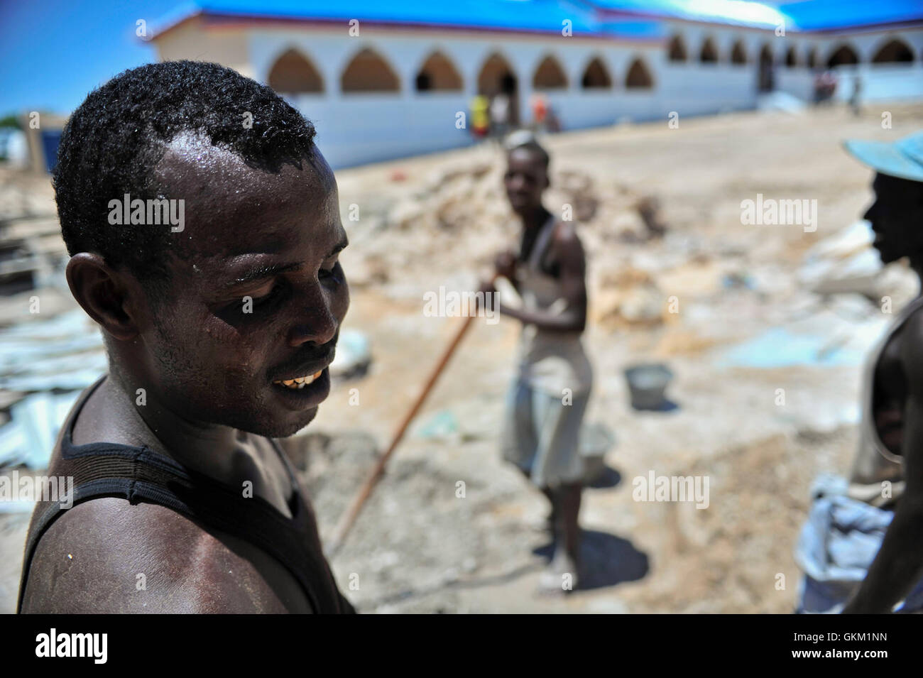 Les constructeurs travaillent à construire une école dans le cadre de l'AMISOM's mission humanitaire en Somalie. L'école, Haji Mohamud Hilowle l'école primaire, est construit avec des fonds fournis par le gouvernement danois et sera bientôt prêt pour étudiants. IST UA-ONU PHOTO / TOBIN JONES. Banque D'Images