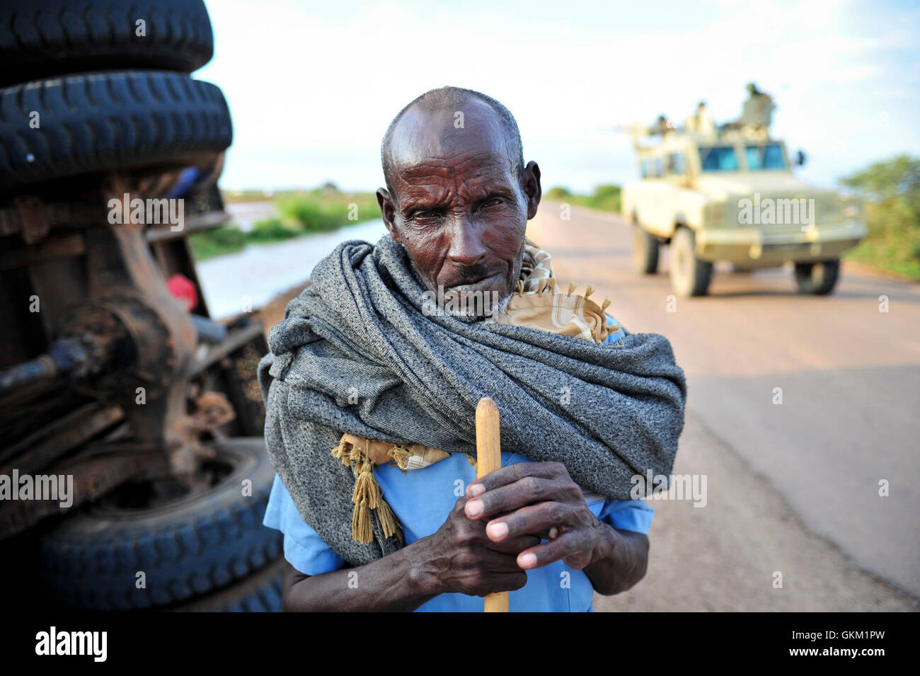 Un homme se tient à côté d'un camion renversé sur la route entre Afgooye et Baidoa, en Somalie, une route autrefois contrôlée par Al-Shabaab. Les forces de l'AMISOM ont été déployées pour sécuriser cette route et étendre le contrôle à la ville de Baidoa. La mission de l'AMISOM vise à rétablir la stabilité dans ces zones clés. Au-un IST photo de Tobin Jones. Banque D'Images