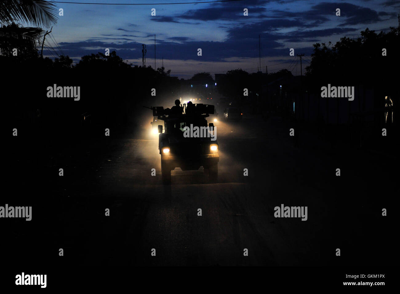 Un convoi de l'AMISOM traverse Mogadiscio après la tombée de la nuit. Autrefois sous le contrôle d'Al-Shabaab, la ville a depuis connu des améliorations significatives en matière de sécurité après sa libération par les forces de l'AMISOM. La capitale a connu une paix et une stabilité croissantes ces dernières années. Au-un IST photo de Tobin Jones. Banque D'Images