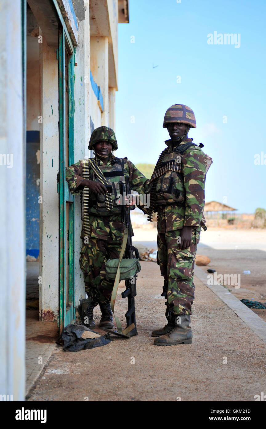 Des membres de la Force de défense du Kenya (KDF) montent la garde à l'aéroport international de Kismayo, dans le sud de la Somalie. La ville, libérée du contrôle d'Al Shabab par les KDF dans le cadre de l'AMISOM, est restée pacifique près de deux mois après l'opération. / AU-UN IST PHOTO / TOBIN JONES Banque D'Images