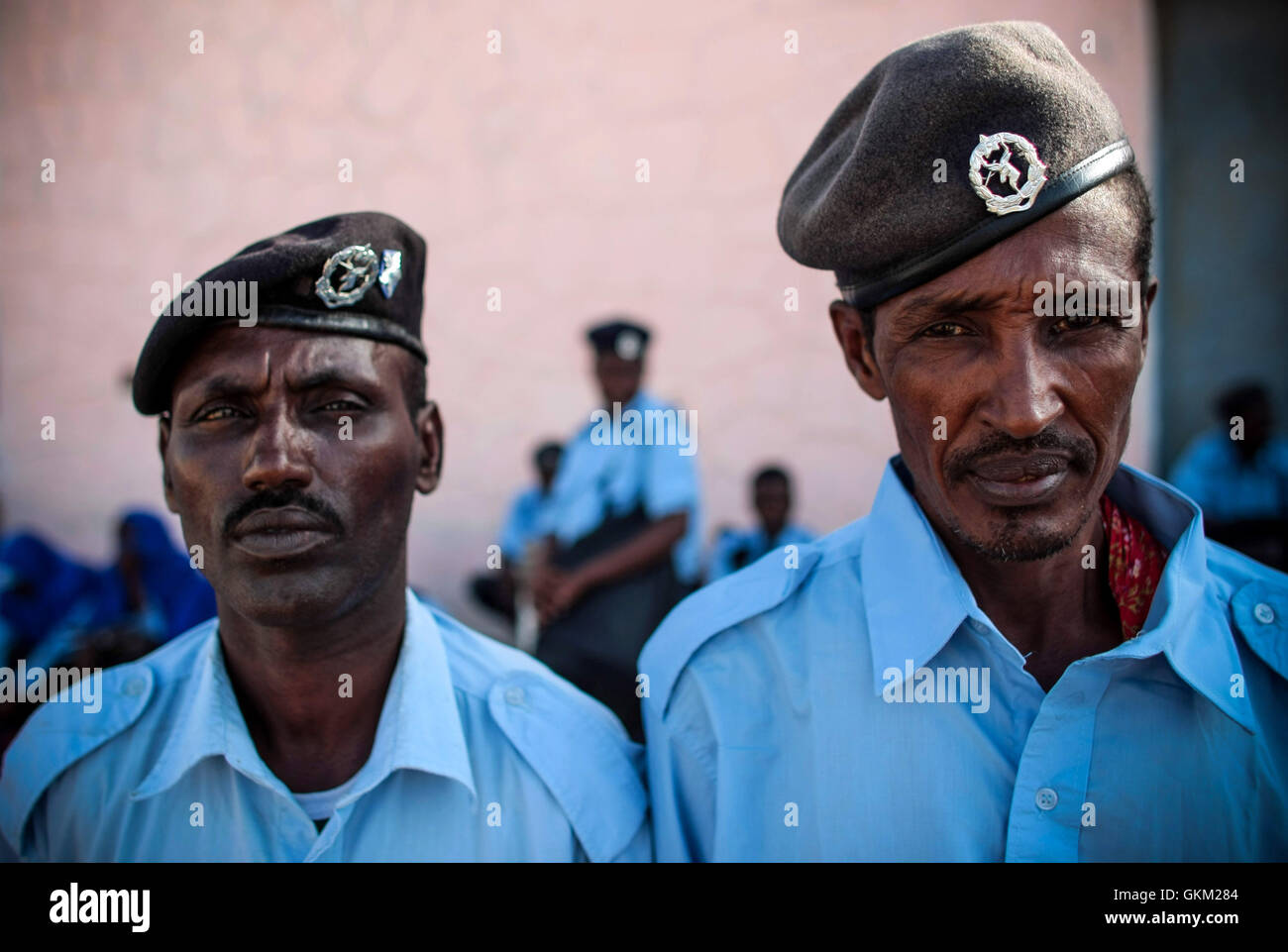 Le 17 janvier 2013, des membres de la Force de police somalienne (SPF) se sont rassemblés à l’aéroport international Aden Abdulle de Mogadiscio avant leur départ pour un cours de formation de trois mois à la gestion de l’ordre public à Djibouti. Le cours a été organisé par l'AMISOM en coopération avec les carabiniers italiens et soutenu par le gouvernement italien. Banque D'Images