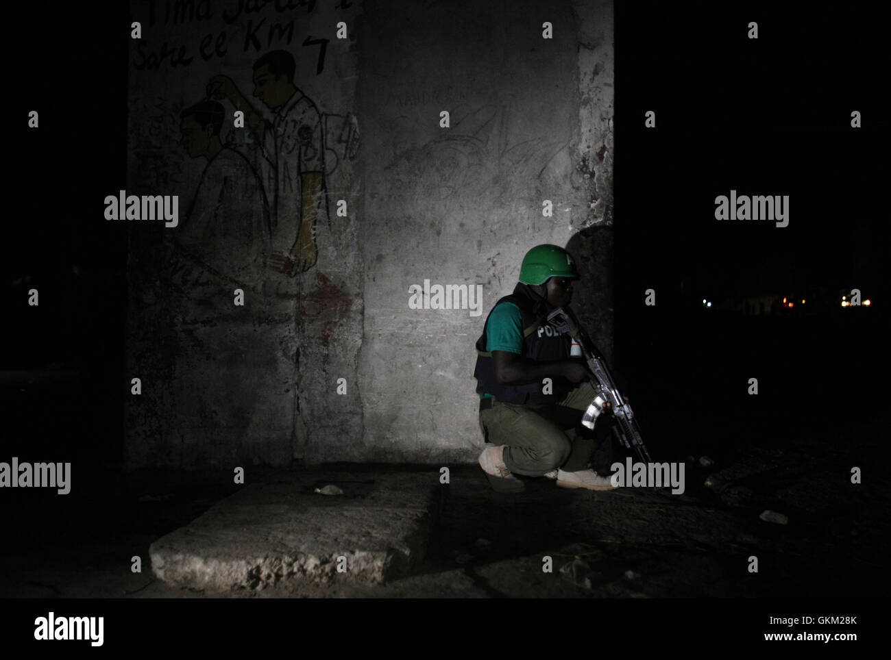 Un officier de police nigérian de l'AMISOM observe à partir du carrefour principal du km 4 à Mogadiscio une patrouille de nuit et un exercice de contrôle des véhicules avec la Force de police somalienne (SPF). Cette opération s'inscrit dans le cadre des efforts visant à renforcer la sécurité dans la capitale. Banque D'Images