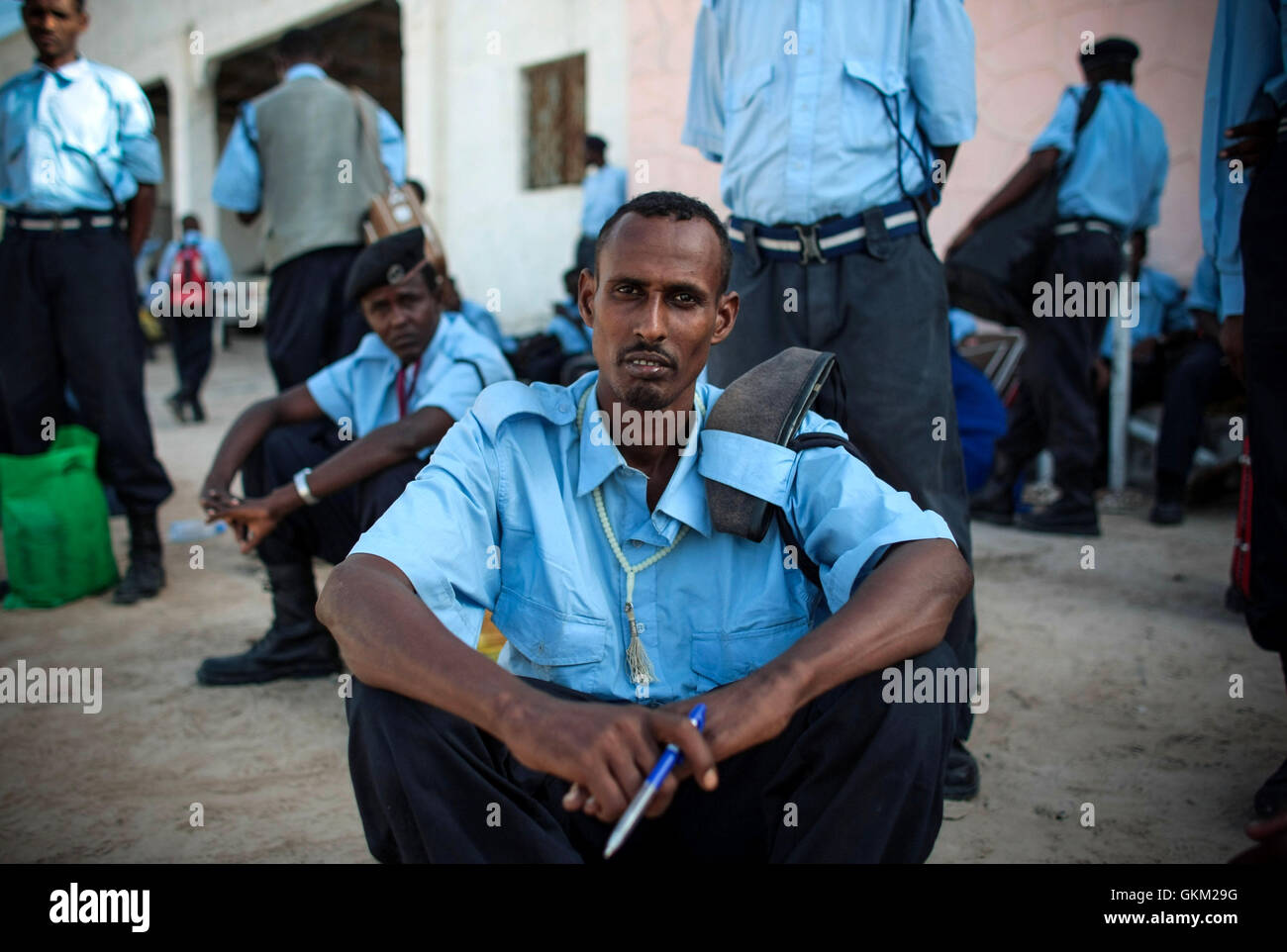 Des membres de la police somalienne se rassemblent à l’aéroport international Aden Abdulle de Mogadiscio le 17 janvier 2016, avant de partir pour un stage de formation de trois mois à Djibouti. La formation, soutenue par l'AMISOM et les carabiniers italiens, est axée sur la gestion de l'ordre public. Banque D'Images