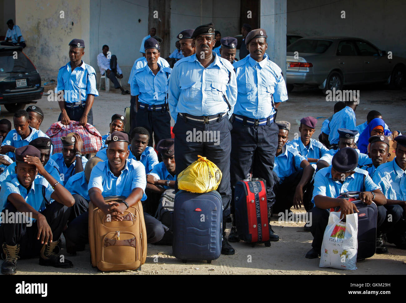 Le 17 janvier, des membres de la police somalienne (SPF) se sont rassemblés à l'aéroport international Aden Abdulle de Mogadiscio avant de partir pour Djibouti. Les 200 officiers, dont 16 femmes, devaient recevoir une formation spécialisée en gestion de l'ordre public, avec l'appui de l'AMISOM et des carabiniers italiens. Banque D'Images