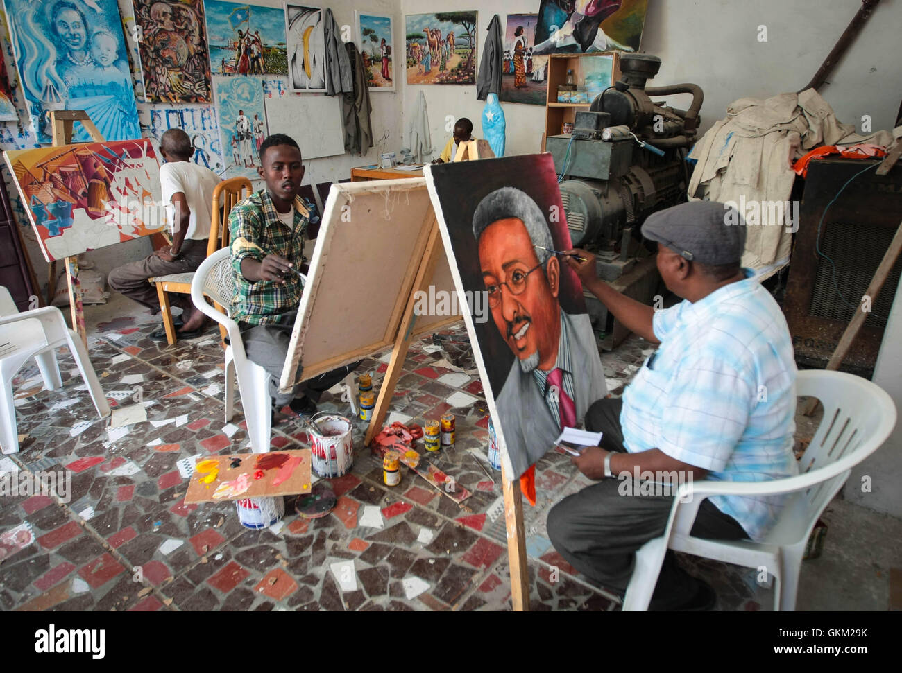 Des artistes somaliens travaillent dans le studio d'art du Centre de recherche et de dialogue (CRD) dans le district de Wadajir à Mogadiscio. Pendant l'occupation de Mogadiscio par Al-Shabaab, de nombreux artistes ont dû dissimuler leur travail pour éviter d'être punis. Aujourd’hui, dans un environnement plus stable, les artistes sont à nouveau en mesure de pratiquer librement leur métier et de contribuer au renouveau culturel de la ville. Banque D'Images