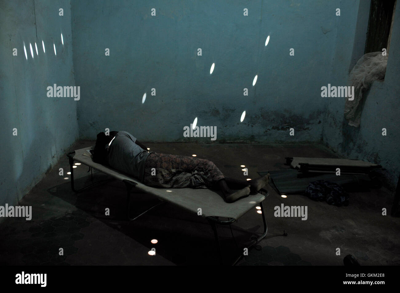 Le 19 février, un soldat de l’Armée nationale somalienne récupère dans une infirmerie de Belet Weyne, une ville située à 315 km de Mogadiscio. Belet Weyne a été libéré d'Al Shabaab par les forces éthiopiennes en 2011 et repris par le contingent djiboutien de l'AMISOM en 2012. Banque D'Images