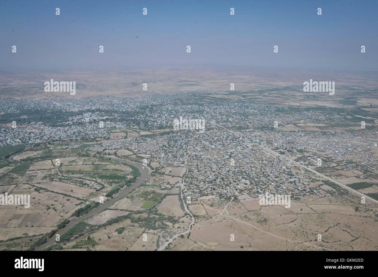 Belet Weyne, située à 315 km de Mogadiscio, est la cinquième plus grande ville de Somalie. Après avoir été libérée d'al-Shabaab par les forces éthiopiennes en 2011, la ville est passée sous le contrôle de l'AMISOM en 2012, le contingent djiboutien assurant la sécurité de la zone. Belet Weyne demeure un centre important pour les efforts de sécurité et de gouvernance. Au un IST photo / Tobin Jones Banque D'Images