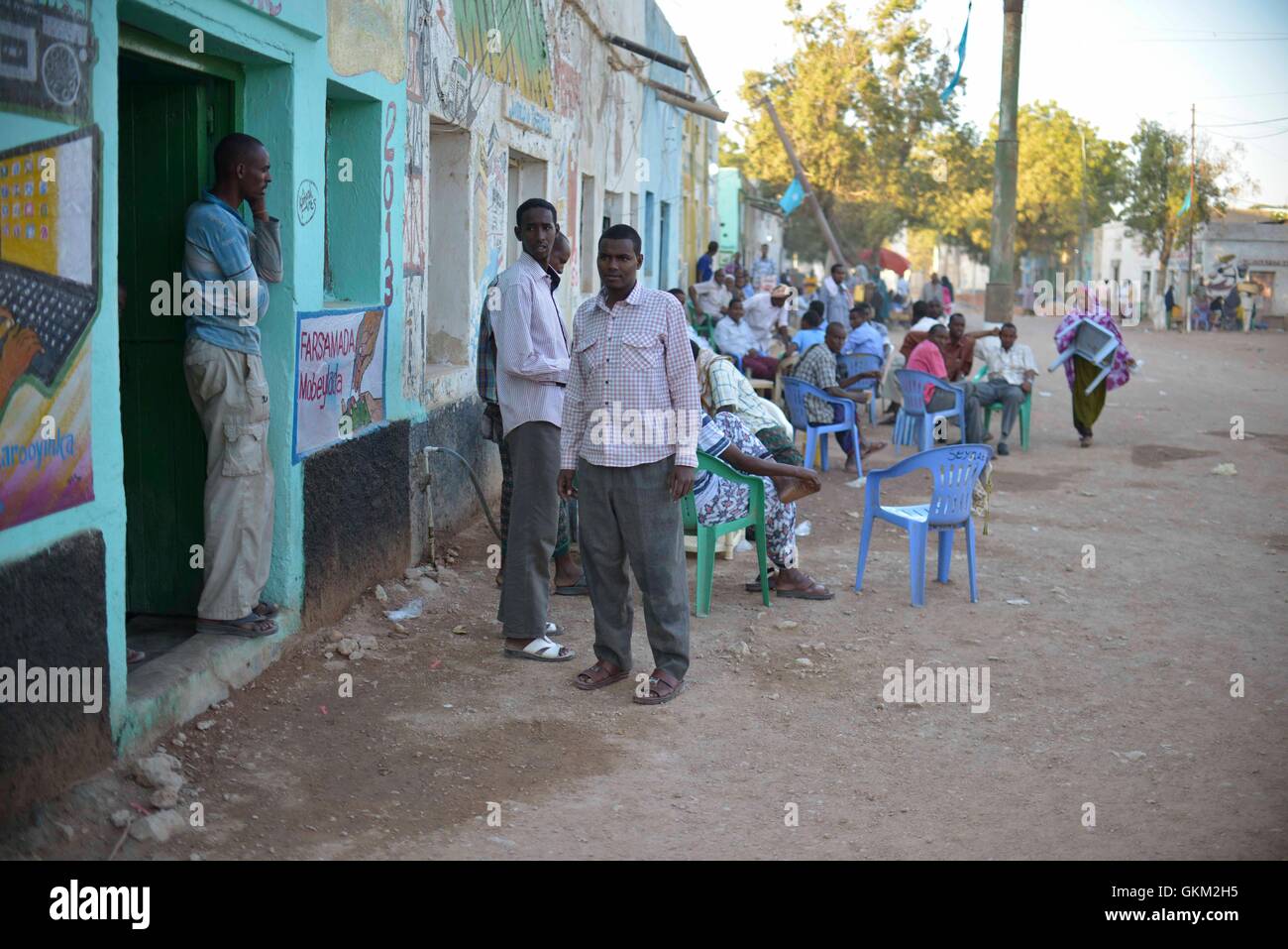 Le 18 février, des jeunes hommes sont vus devant un magasin du marché de Belet Weyne. Belet Weyne, la cinquième plus grande ville de Somalie, est sous le contrôle du contingent djiboutien de l’AMISOM depuis septembre 2012. Auparavant, les troupes éthiopiennes avaient libéré la ville d'al-Shabaab en 2011. AMISOM photo. Banque D'Images