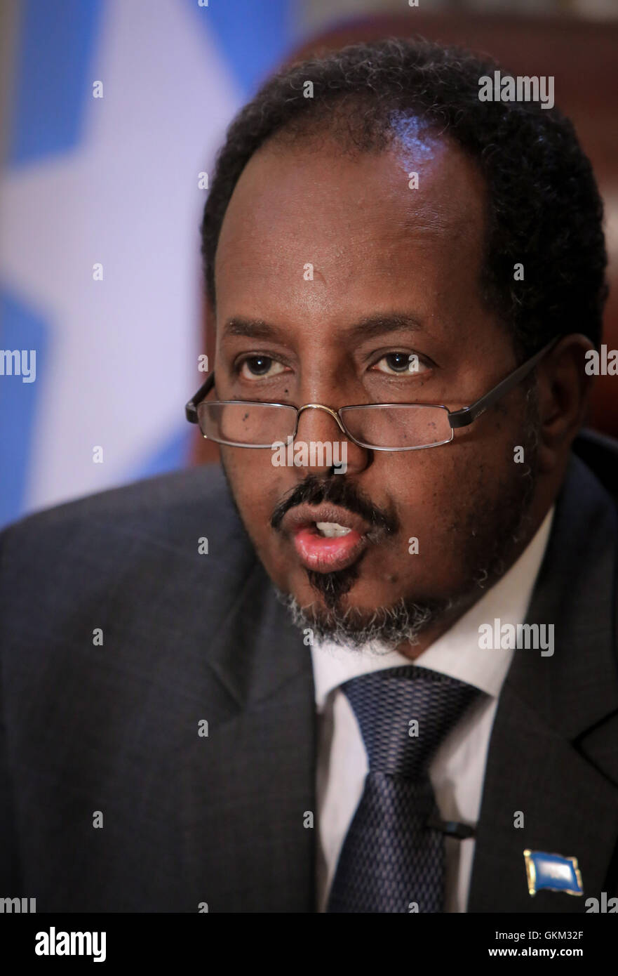 La Somalie, Mogadiscio : en photographie prise et publiée par l'Union africaine et l'équipe de support d'information des Nations Unies 19 avril 2013, le Président somalien Hassan Cheikh Mohamoud est vu dans son bureau à l'intérieur de la Villa Somalia, le complexe qui abrite le gouvernement somalien dans la capitale Mogadiscio. Énumérés dans la liste du Time des 100 personnes les plus influentes, Mohamud est président de la Somalie's premier gouvernement démocratiquement élu après deux décennies de guerre civile et de conflit l'agitation dans la Corne de l'Afrique nation. IST UA-ONU PHOTO / STUART PRICE. Banque D'Images