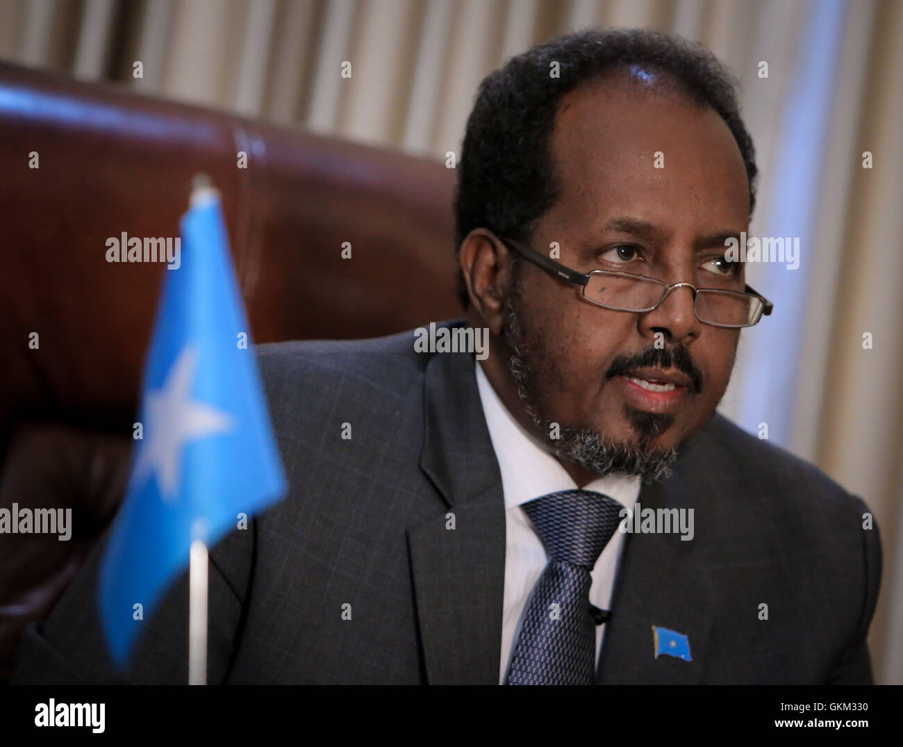 La Somalie, Mogadiscio : en photographie prise et publiée par l'Union africaine et l'équipe de support d'information des Nations Unies 19 avril 2013, le Président somalien Hassan Cheikh Mohamoud est vu dans son bureau à l'intérieur de la Villa Somalia, le complexe qui abrite le gouvernement somalien dans la capitale Mogadiscio. Énumérés dans la liste du Time des 100 personnes les plus influentes, Mohamud est président de la Somalie's premier gouvernement démocratiquement élu après deux décennies de guerre civile et de conflit l'agitation dans la Corne de l'Afrique nation. IST UA-ONU PHOTO / STUART PRICE. Banque D'Images
