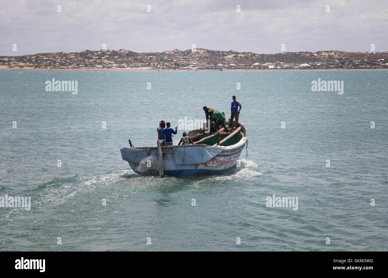 La SOMALIE, Kismayo : Dans une photographie prise le 15 juillet 2013 et publiée par l'Union africaine et l'équipe de support d'information des Nations Unies 22 juillet, un bateau que le transport d'aliments et de produire est vu dans le port de port de Kismayo dans le sud de la Somalie. IST UA-ONU PHOTO / RAMADAN MOHAMED HASSAN. Banque D'Images