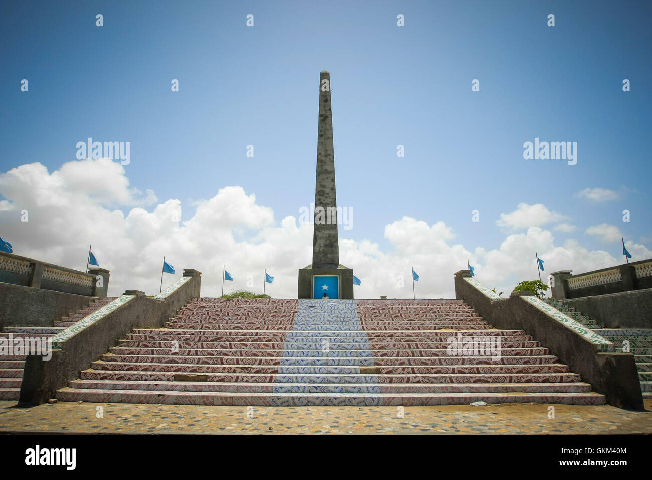 Le Monument au guerrier inconnu récemment rénové dans le quartier Boondheere de Mogadiscio a été dévoilé le 5 août 2013. Le monument commémore les forces somaliennes et les troupes de l'AMISOM qui se sont battues pour reprendre le contrôle de la ville depuis Al Shabaab, marquant deux ans depuis que le groupe extrémiste s'est retiré après une pression militaire soutenue. Le rôle de l'AMISOM a été crucial dans le redressement et la stabilisation de la ville. Photo AMISOM Banque D'Images