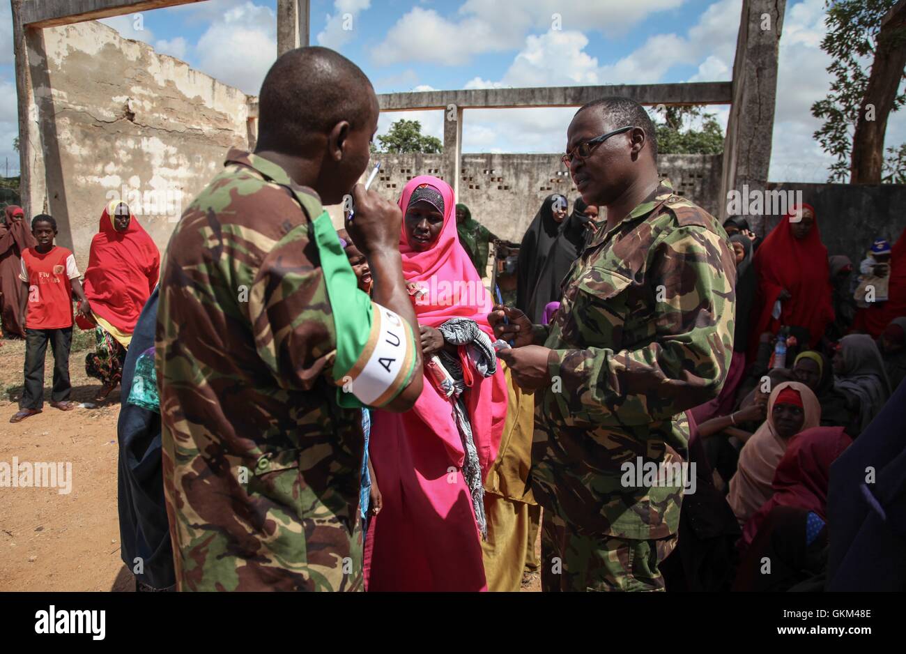 La SOMALIE, Kismayo : Dans un photogragh prises le 19 août 2013 et publié par l'Union africaine et l'équipe de support d'information des Nations Unies 31 Août, médecins kenyans discuter les symptômes des patients à une clinique médicale gratuite fournie par le contingent Kenyan avec la Mission de l'Union africaine en Somalie (AMISOM) dans le sud de la ville portuaire de Kismayo en Somalie. Ouvert 7 jours par semaine et de voir une moyenne de 80 patients par jour à partir de Kismayo et ses villages, le personnel médical de l'AMISOM fournir les soins de santé gratuits pour les civils de Kismayo, traiter une variété de cas y compris le paludisme, respiratry intestinal infectio Banque D'Images