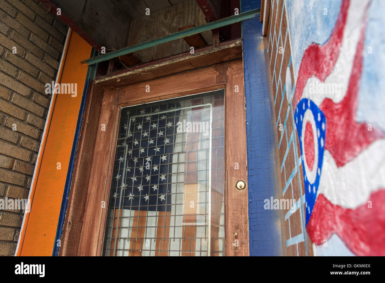 Ils ont perdu un drapeau américain se trouve derrière une porte en verre à côté d'une peinture du drapeau de l'état de l'Ohio sur un mur de briques Banque D'Images