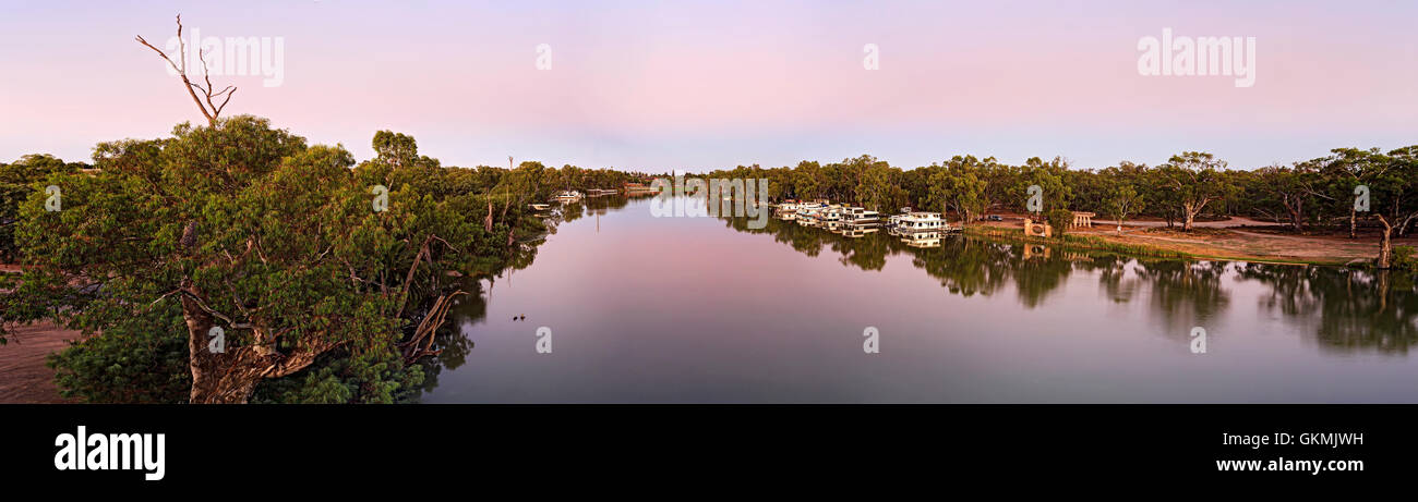 Large panorama de Murray River côtés à Victoria et de la Nouvelle-Galles du Sud membres de l'Australie près de Mildura ville régionale. Terrain plat wi Banque D'Images