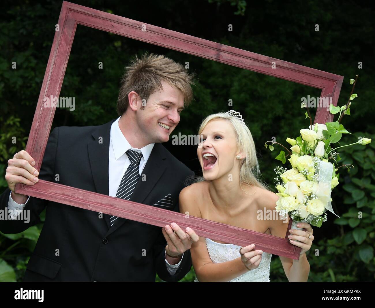 Happy Wedding Couple encadrée Banque D'Images