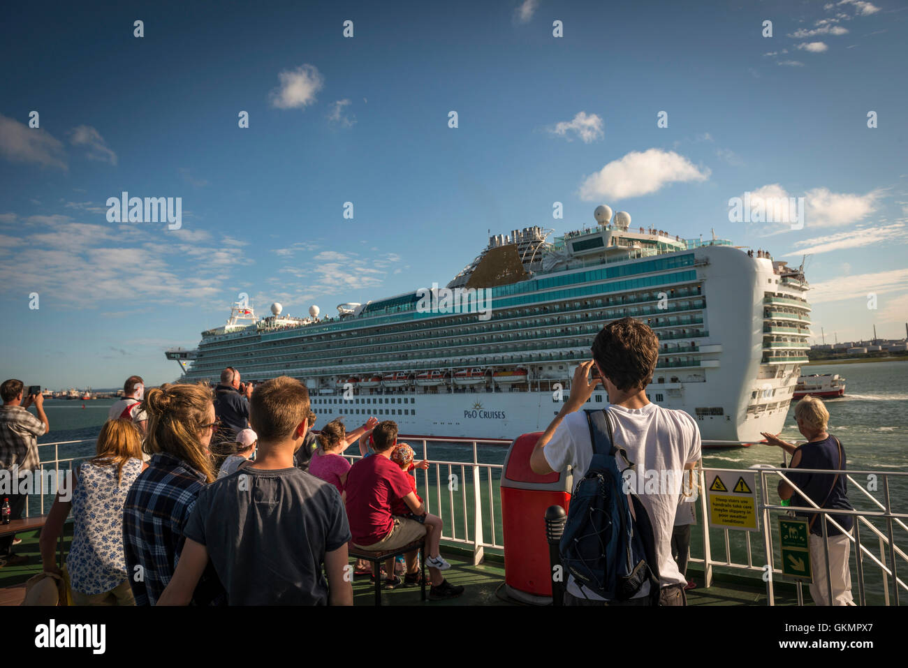 Passagers du traversier de l'île de Wight en agitant dans un luxueux bateau de croisière naviguant hors de Southampton, Hampshire, Royaume-Uni Banque D'Images