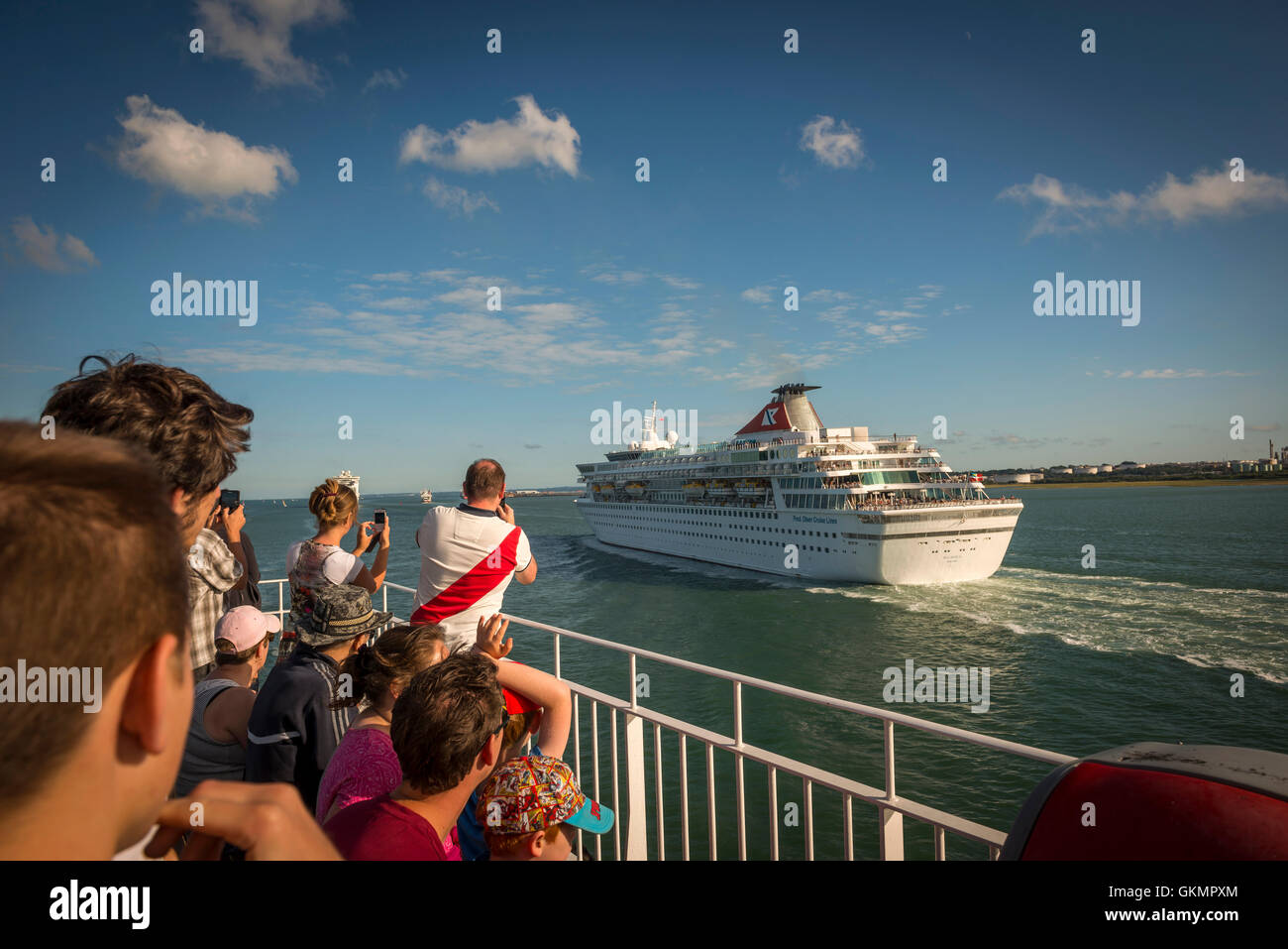 Île de Wight ferry passagers regardant le paquebot de croisière de luxe Balmoral navire quittant Southampton, Hampshire, Royaume-Uni Banque D'Images