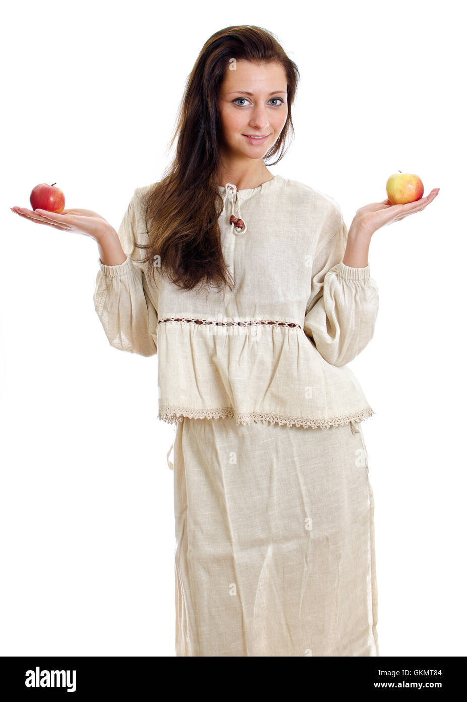 Femme en costume traditionnel national avec deux pommes. Isolé sur blanc. Banque D'Images