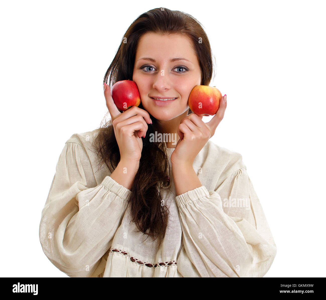 Femme en costume traditionnel national avec deux pommes. Isolé sur blanc. Banque D'Images