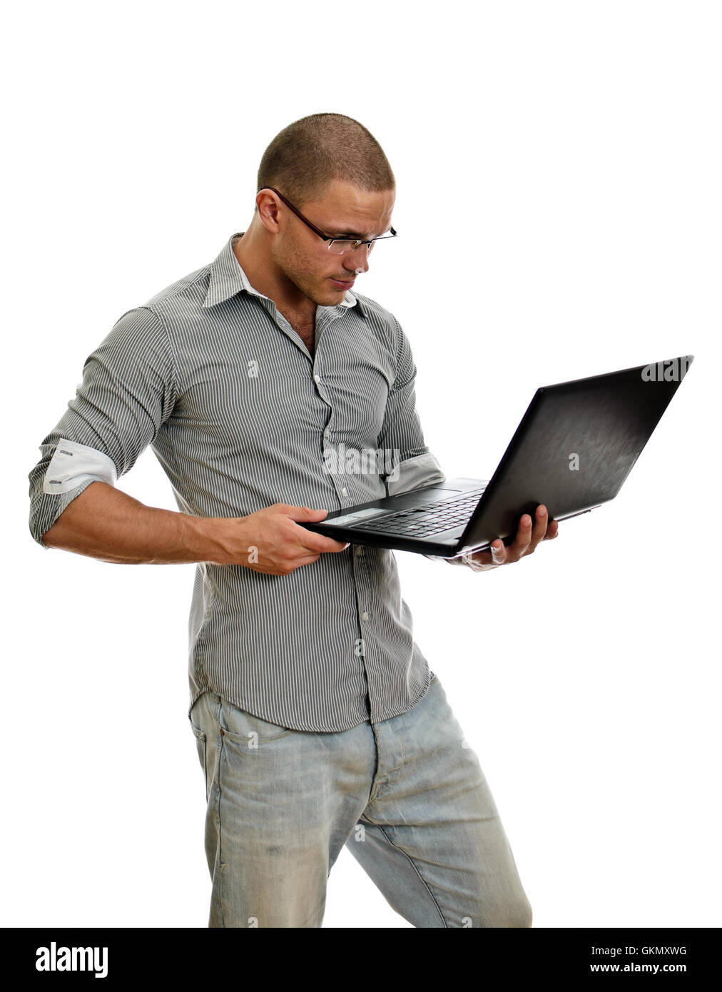 Jeune homme portant un ordinateur portable. Isolé sur fond blanc. Banque D'Images