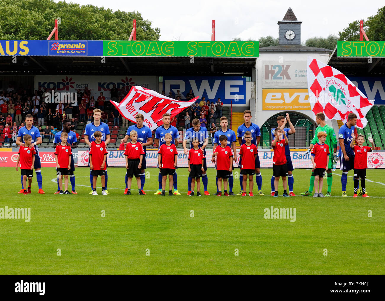 Sport, football, ligue régionale ouest, 2016/2017, Rot Weiss Oberhausen contre le FC Schalke 04 U23 1:1, stade Niederrhein à Oberhausen, équipe Schalke et mise en fonction des enfants, f.l.t.r. Kai Wagner, Joseph Boyamba, Mike Broemer Pachonik, Tobias, Joshua Amer, Florian Bohnert, Sandro Plechaty, Phil Neumann, Jan Fiesser, keeper Sascha Marsannay-la-Côte, chef d'équipe Uphoff Tjorben Banque D'Images