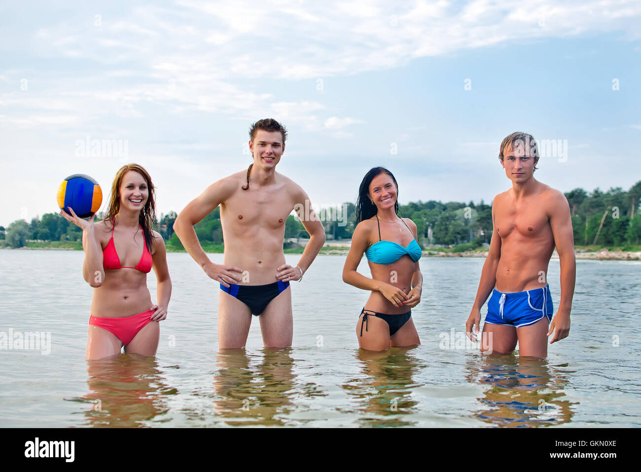 Les jeunes posant dans la mer Banque D'Images