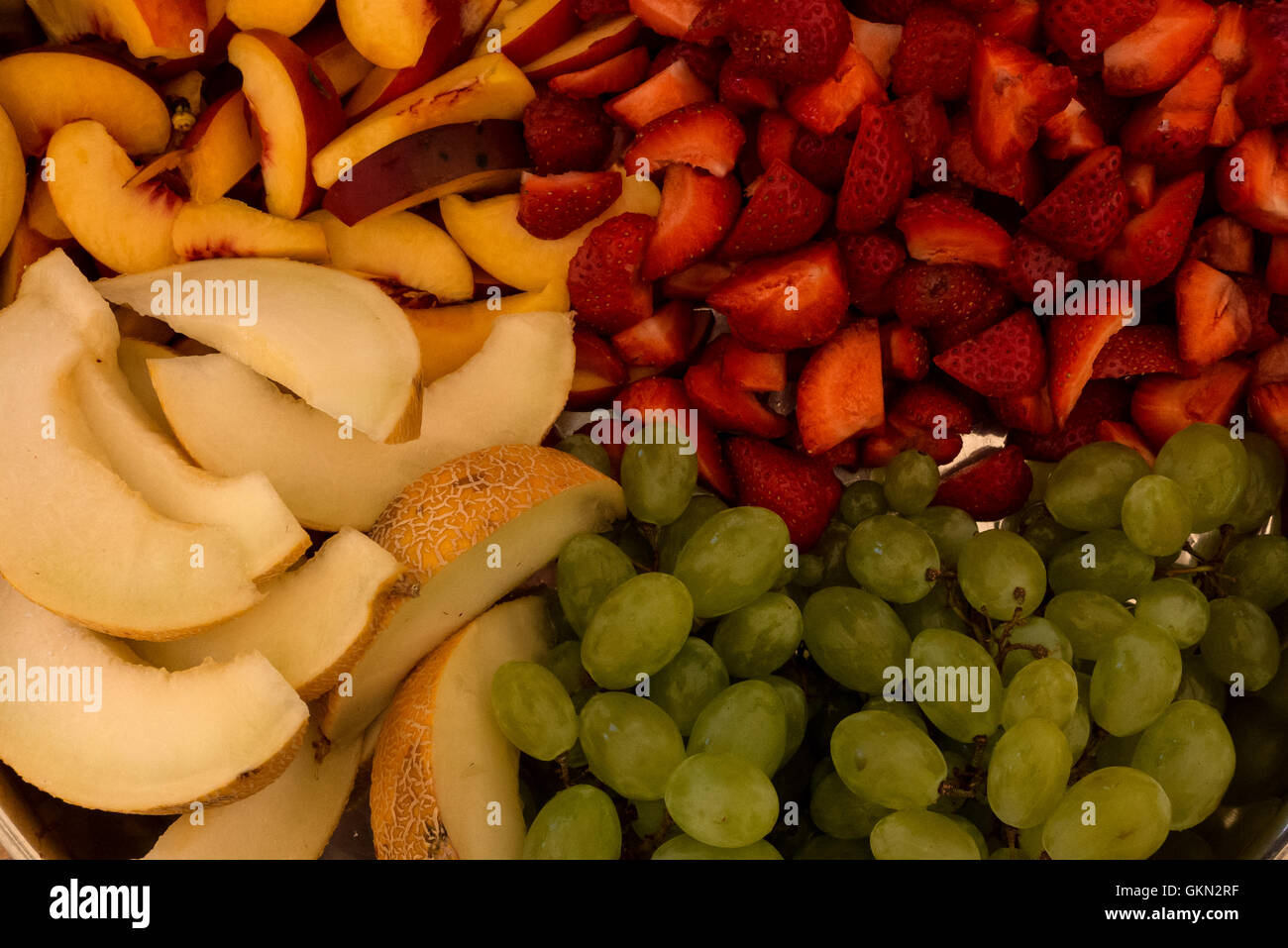 Les Melons, pêches, fraises et raisins prêts pour le petit déjeuner. Banque D'Images