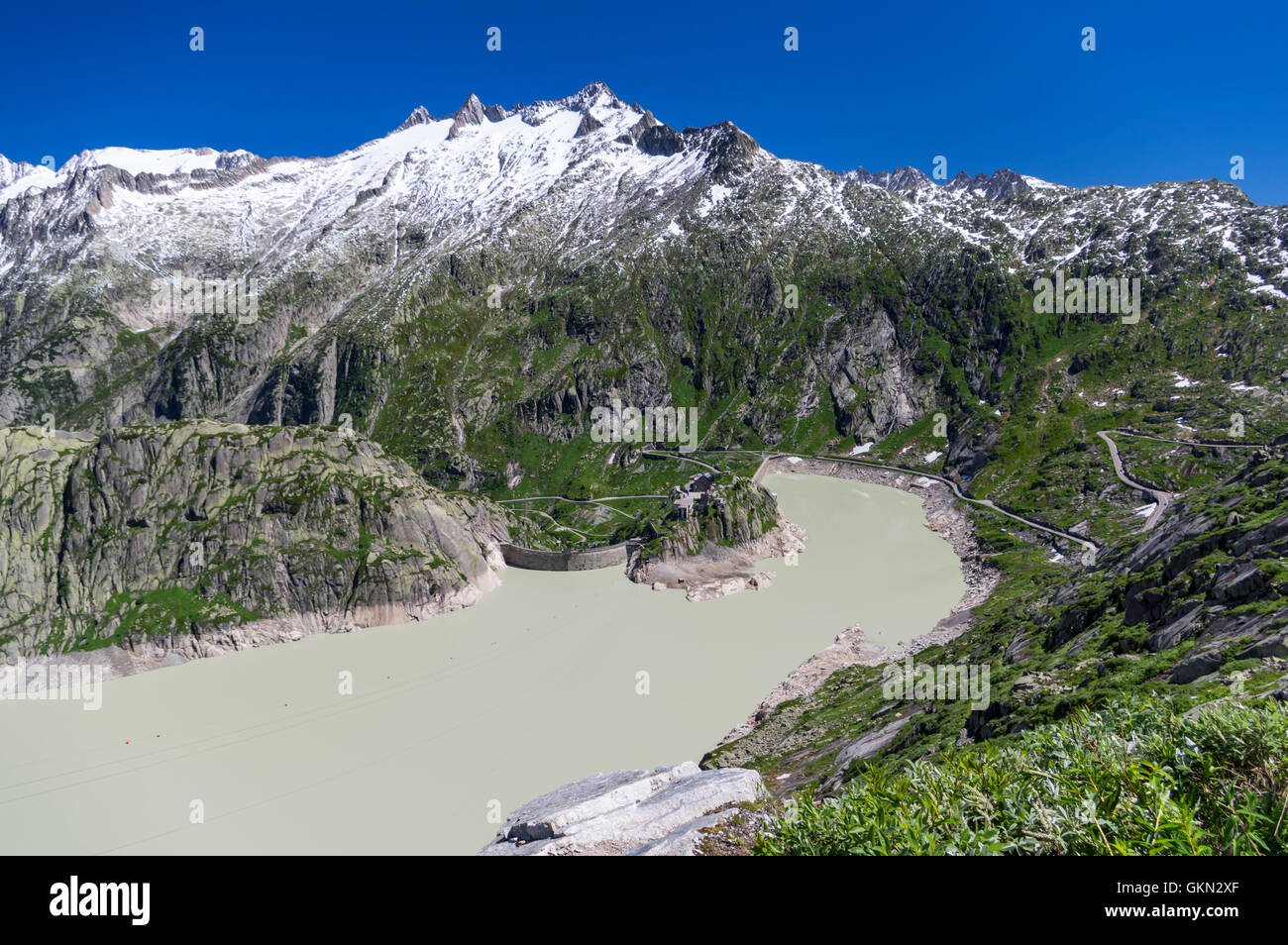 Grimselsee, un réservoir hydroélectrique lac dans les Alpes Suisses, exploité par KWO Kraftwerke Oberhasli. La Suisse, l'Oberhasli. Banque D'Images